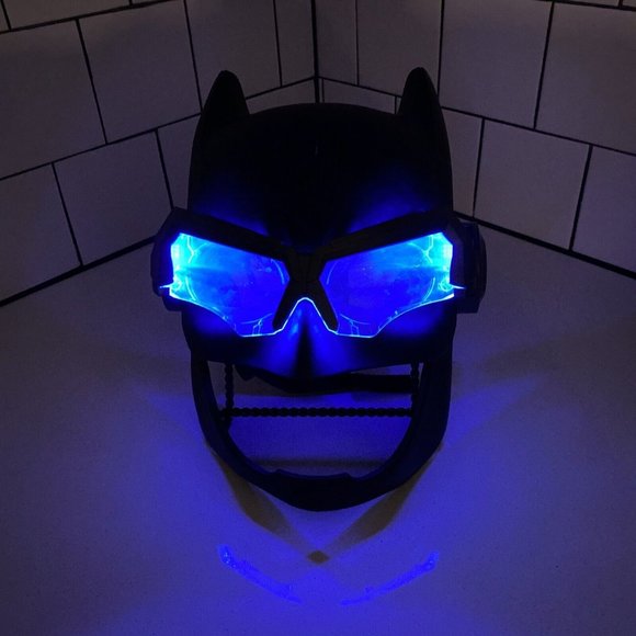 2017 DC Comics Batman Talking Voice Changer Mask with Lights and Sounds - Picture 6 of 10